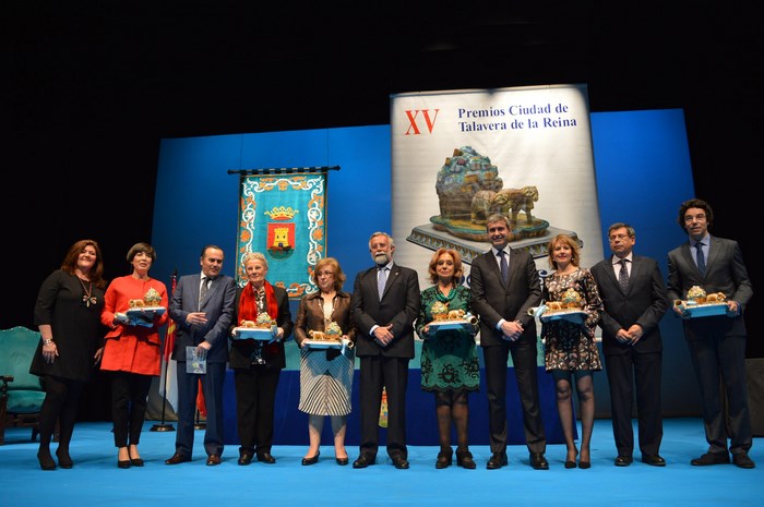 Álvaro Gutiérrez junto a las autoridades y los galardonados en los Premios Ciudad de Talavera