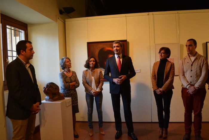 Álvaro Gutiérrez dirige unas palabras a los asistentes a la inauguración de la exposición