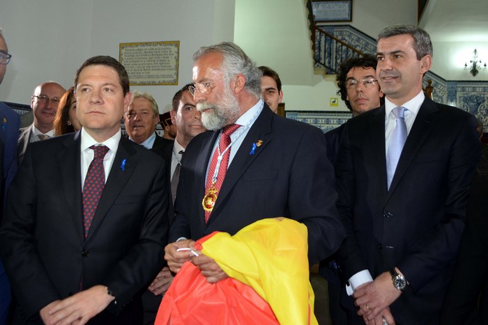 Imagen de Álvaro Gutiérrez, Emiliano García-Page y Jaime Ramos minutos antes de iniciarse el desfile de Mondas