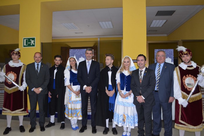 Imagen de Álvaro Gutiérrez junto a los maceros, talaveranas y talaveranos con trajes típicos de la ciudad