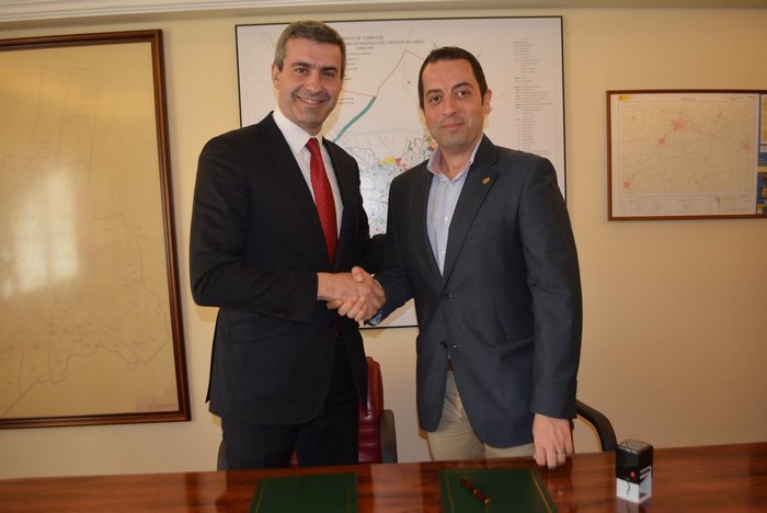 Imagen de Álvaro Gutiérrez y Anastasio Arevalillo, tras la firma del convenio