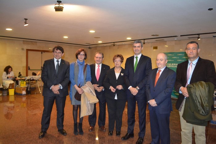 Álvaro Gutiérrez y los diputados provinciales con los organizadores del Maratón de Donación