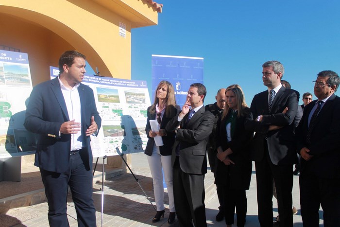 Álvaro Gutiérrez durante la explicación del funcionamiento de las depuradoras