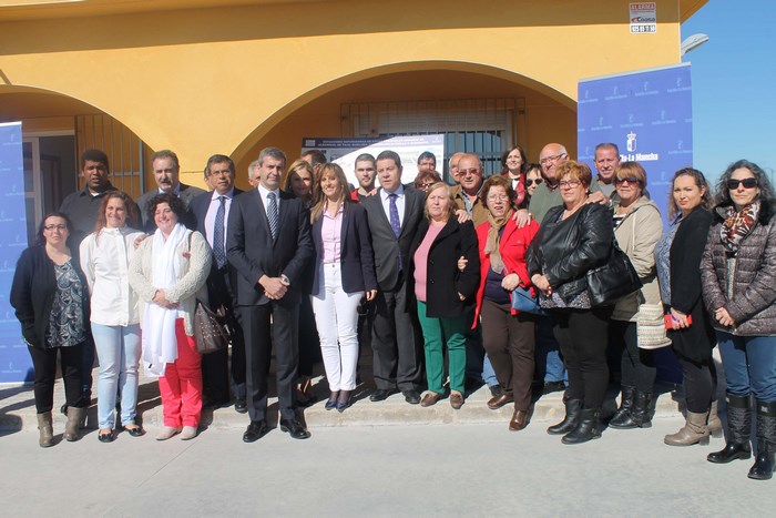 Imagen de Álvaro Gutiérrez y Emiliano García-Page con los alcaldes asistentes a la inauguración