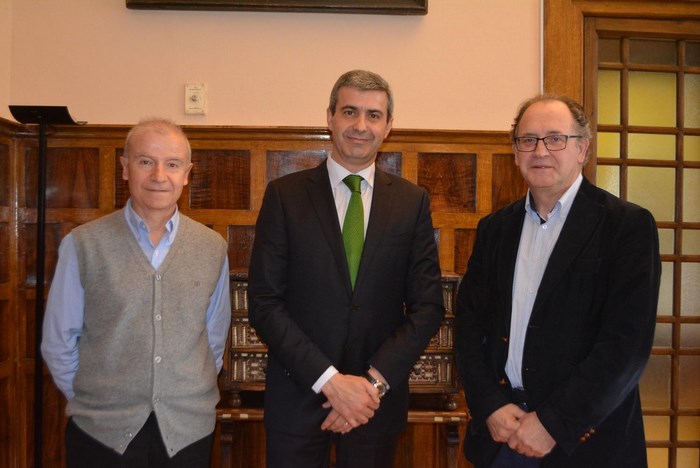 Imagen de Álvaro Gutiérrez con los responsables de la Sociedad Española de Médicos de Atención Primaria