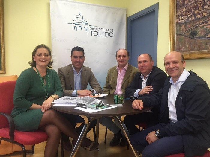 Imagen de Mª Ángeles García con los responsables del Gelovisión Ciudad de Toledo Fútbol Sala