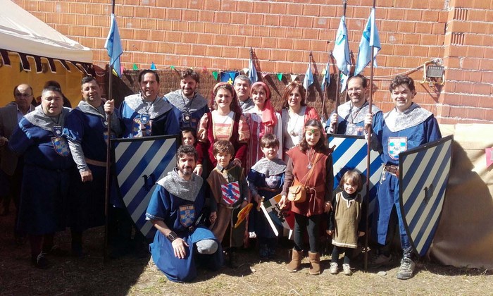 Imagen de Mª Ángeles García y Ana María Gómez con los Caballeros de las Jornadas Medievales de Oropesa