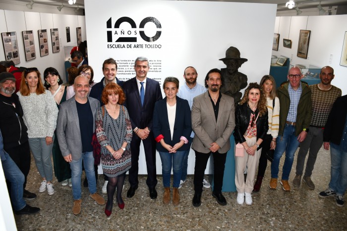 Álvaro Gutiérrez con los profesores y profesoras de la Escuela