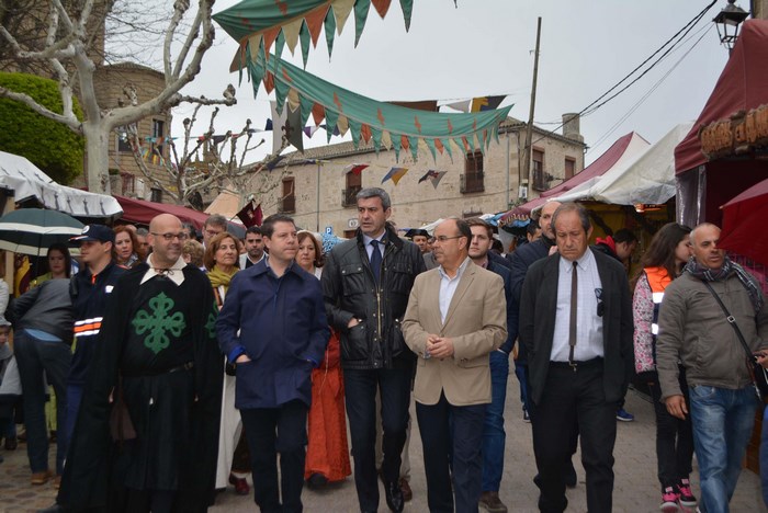 Imagen de Álvaro Gutiérrez, Emiliano García-Page y Juan Antonio Morcillo visitando el mercado medieval