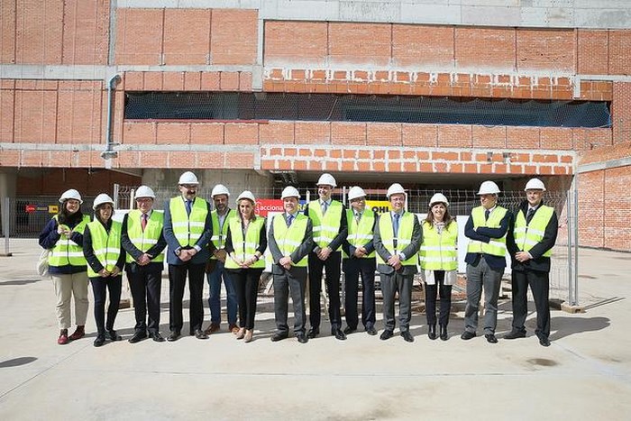 Álvaro Gutiérrez junto al resto de autoridades en la visita a las obras del hospital de Toledo
