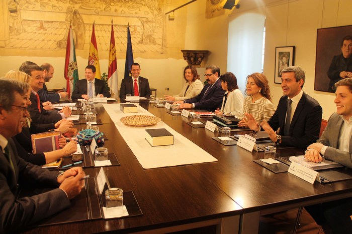 Álvaro Gutiérrez durante su participación en Torrijos en la reunión del Consejo de Gobierno regional