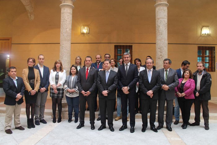 Imagen de Álvaro Gutiérrez junto a los miembros del Consejo de Gobierno y el equipo de Gobierno de Torrijos