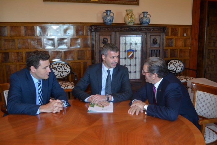 Imagen de Álvaro Gutiérrez recibe la Memoria Anual 2015 de Caja Rural Castilla-La Mancha