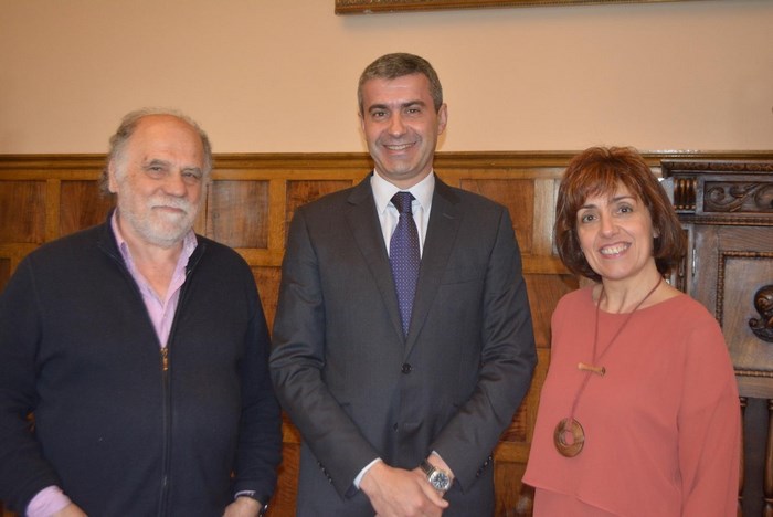Álvaro Gutiérrez con Francisco Peñalver y Lidia Sánchez de la Asociación Amigos Museo Ruiz de Luna