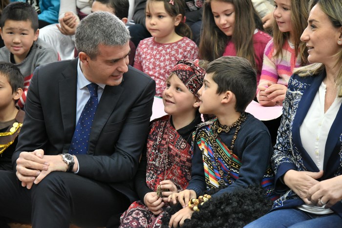 Imagen de Álvaro Gutiérrez junto a los estudiantes del colegio