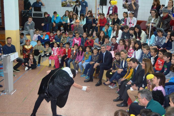 Álvaro Gutiérrez contempla a Cervantes en el colegio 