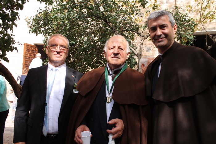 Imagen de Álvaro Gutiérrez junto al presidente del Gremio de Hortelanos, Ángel Villamor, en el refresco