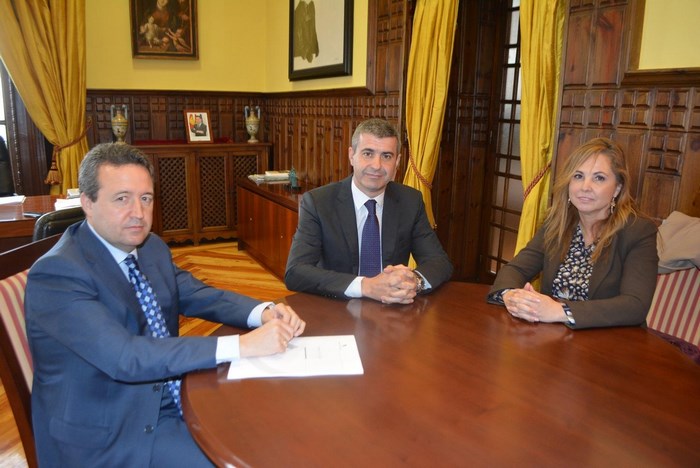 Álvaro Gutiérrez con responsables de la Agencia Tributaria