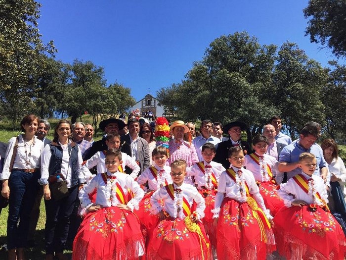 Imagen de María Ángeles García y Ana Gómez junto al alcalde de Méntrida, autoridades y los danzantes