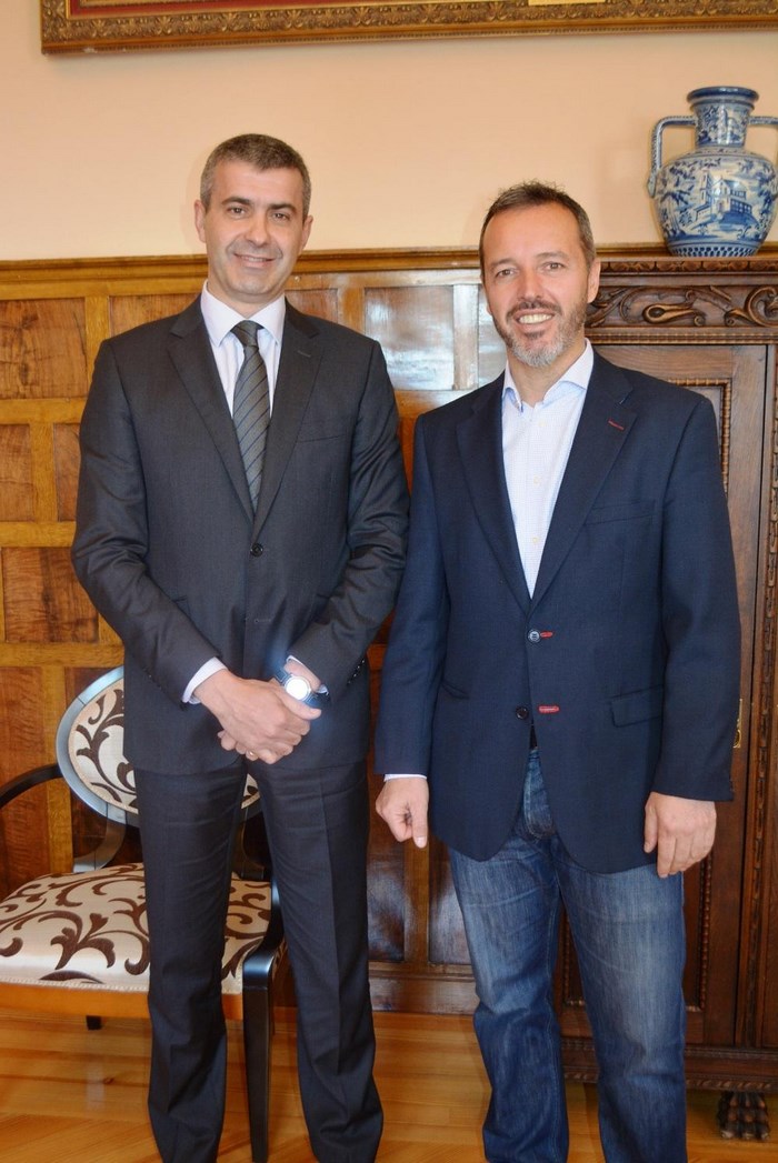 Álvaro Gutiérrez con el alcalde de Yuncler, Luis Miguel Martín