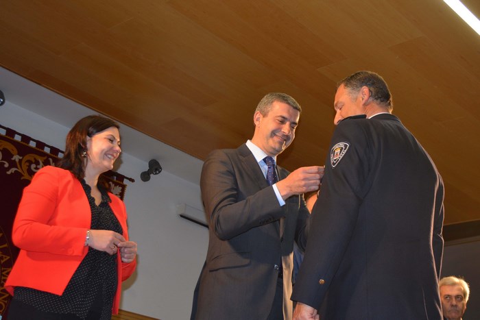 Imagen de Álvaro Gutiérrez condecora a uno de los policías locales reconocidos por el Gobierno regional