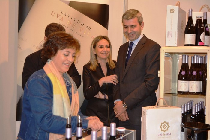 Imagen de Álvaro Gutiérrez y Milagros Tolón en uno de los stand de la Feria de los Sabores