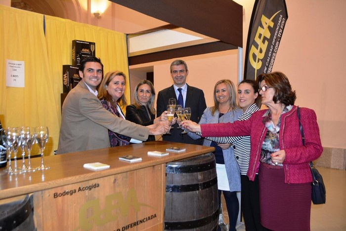 Imagen de Álvaro Gutiérrez con la alcaldesa de Toledo, concejalas y la presidenta de la Cámara de Comercio