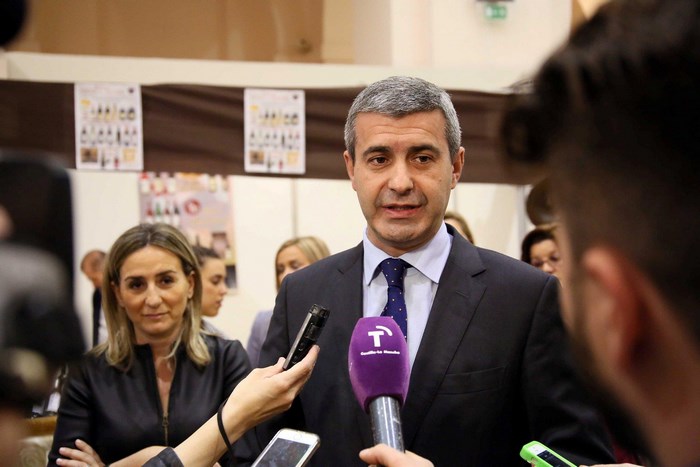 Imagen de Álvaro Gutiérrez atendiendo a los medios de comunicación