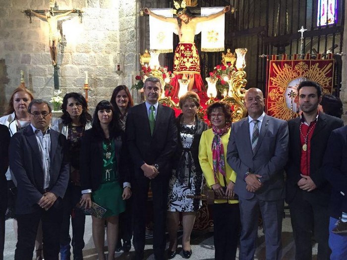 Imagen de Álvaro Gutiérrez junto a la alcaldesa de Almorox, Julia Notario, y el resto de autoridades