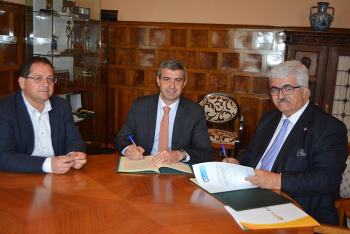 Álvaro Gutiérrez y Eloy Molina Guerrero firnan el convenio de colaboración