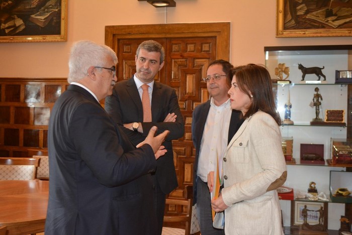 Imagen de Álvaro Gutiérrez, Tomás Villarrubia y Elvira Manzaneque con el presidente de FECAM