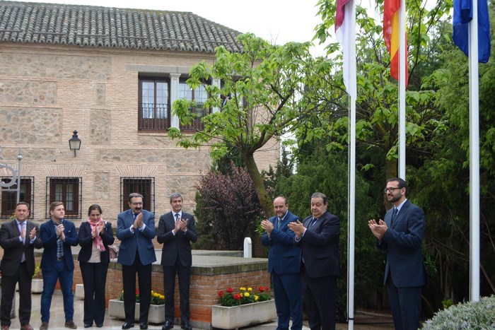 Álvaro Gutiérrez tras el izado de banderas con motivo del Día de Europa