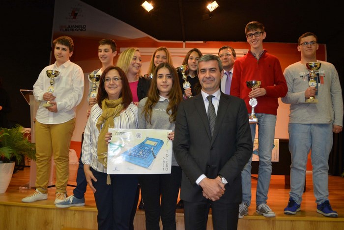 Álvaro Gutiérrez con los ganadores de la Olimpiada Matemática de la provincia de Toledo