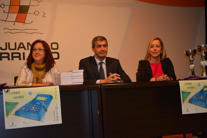 Álvaro Gutiérrez junto a la directora provincial de Educación y la directora del Juanelo Turriano