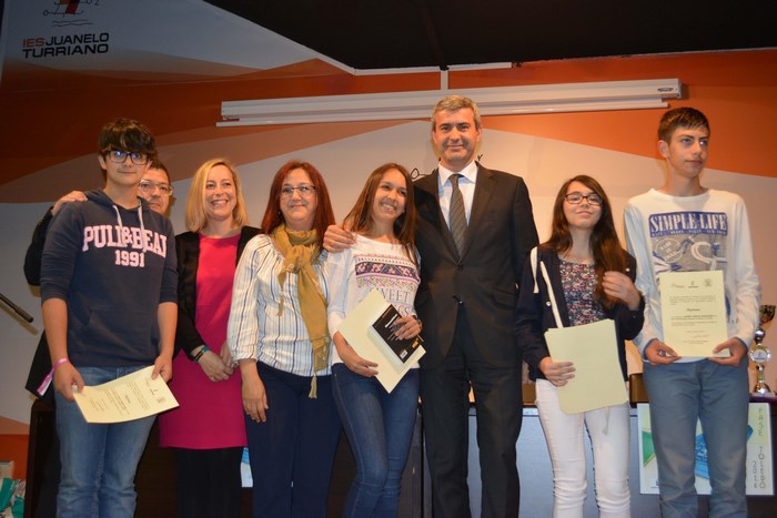 Imagen de Álvaro Gutiérrez y alumnos ganadores de la fase provincial de la Olimpiada Matemática
