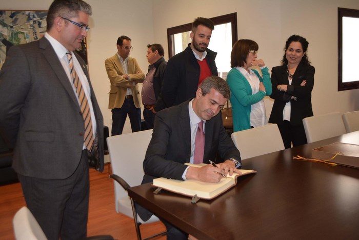 Imagen de Álvaro Gutiérrez firmando en el libro de honor del Ayuntamiento de Quintanar