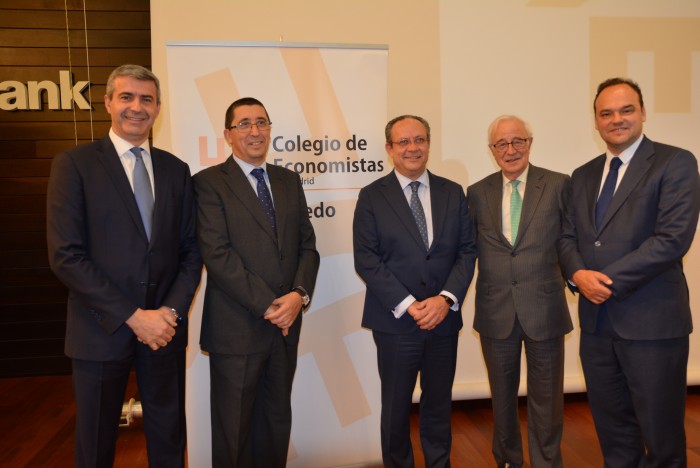Álvaro Gutiérrez con los participantes en el acto del Día del Economista