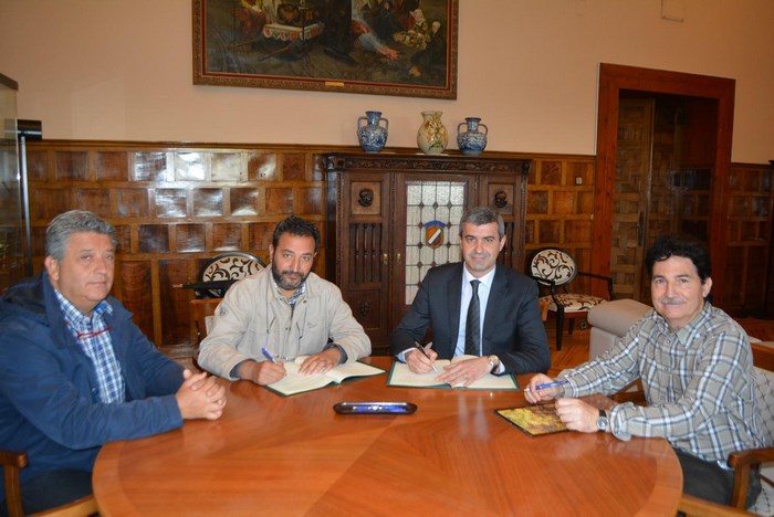 Imagen de Álvaro Gutiérrez firma convenio con AGESMA