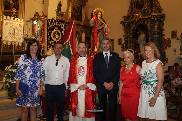 Imagen de Álvaro Gutiérrez junto a María del Carmen Pedraja y alcaldes y alcalde con la imagen de Santa Marina