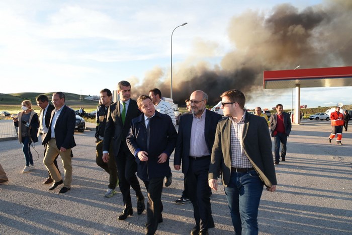Imagen de Álvaro Gutiérrez junto a Emiliano García-Page en el incendio de Seseña