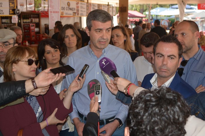 Álvaro Gutiérrez atiende en Talavera a los medios de comunicacion