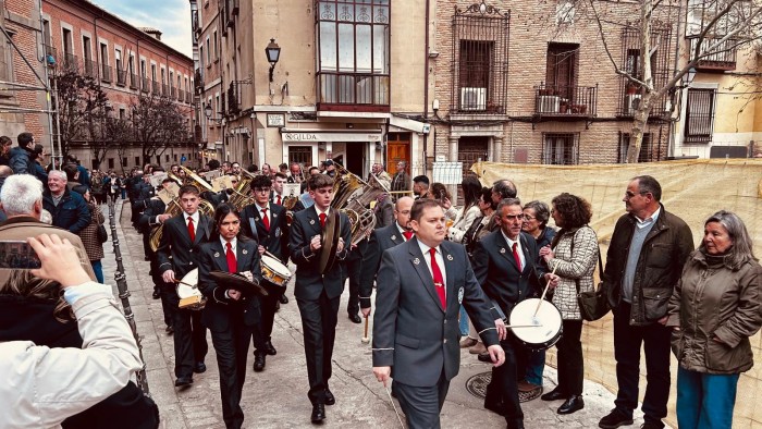 La banda de La Puebla de Almoradiel por las calles de Toledo