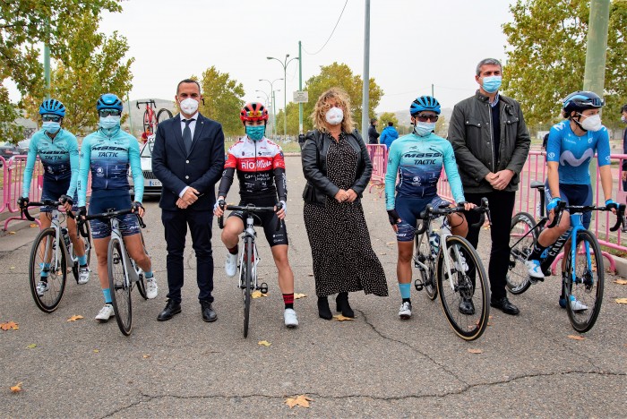Imagen de Gutiérrez y los concejales del Ayuntamiento de Toledo junto a las ciclistas