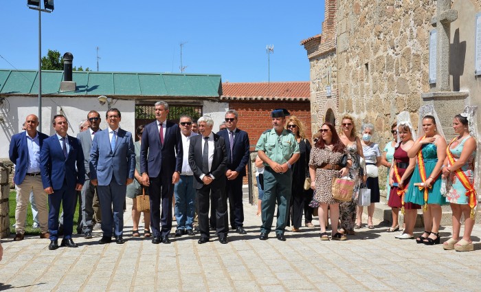 Imagen de En la explanada de la iglesia de la Asunción de Nuestra Señora de Nombela