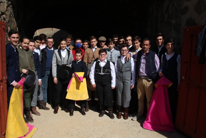 Fernando Muñoz con alumnos Escuela Taurina