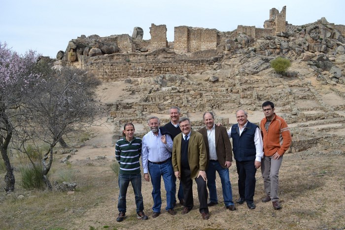 Imagen de García-Tizón en una visita a Ciudad de Vascos