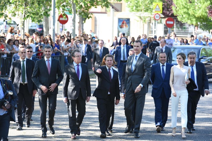 Imagen de Álvaro Gutiérrez junto a los Reyes de España y el resto de autoridades que les han acompañado