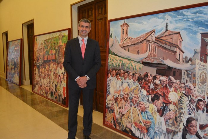 Imagen de Álvaro Gutiérrez junto a los cuadros de Peces que volverán a contemplarse en el Corpus de Toledo