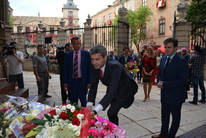 Álvaro Gutiérrez deposita ramo de flores