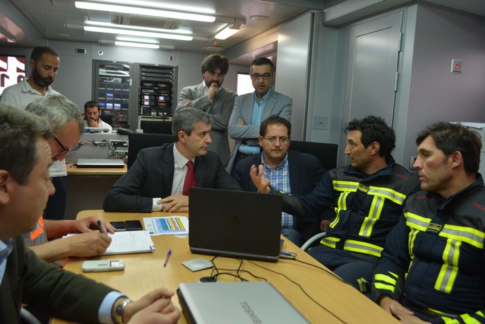 Imagen de Álvaro Gutérrez junto a los bomberos del Consorcio en su visita al puesto de mando avanzado